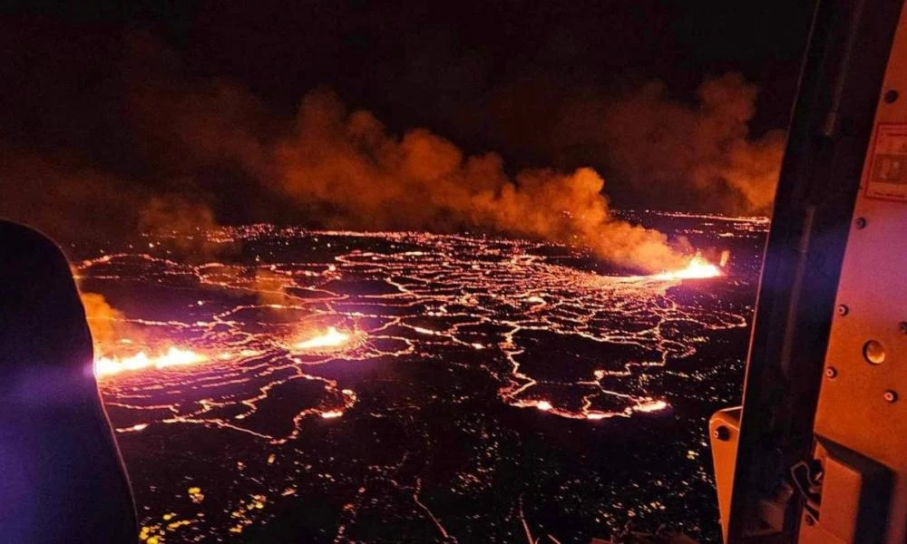Ισλανδία: Νέα έκρηξη ηφαιστείου στην χερσόνησο Ρεϊκιάνες (Βίντεο)